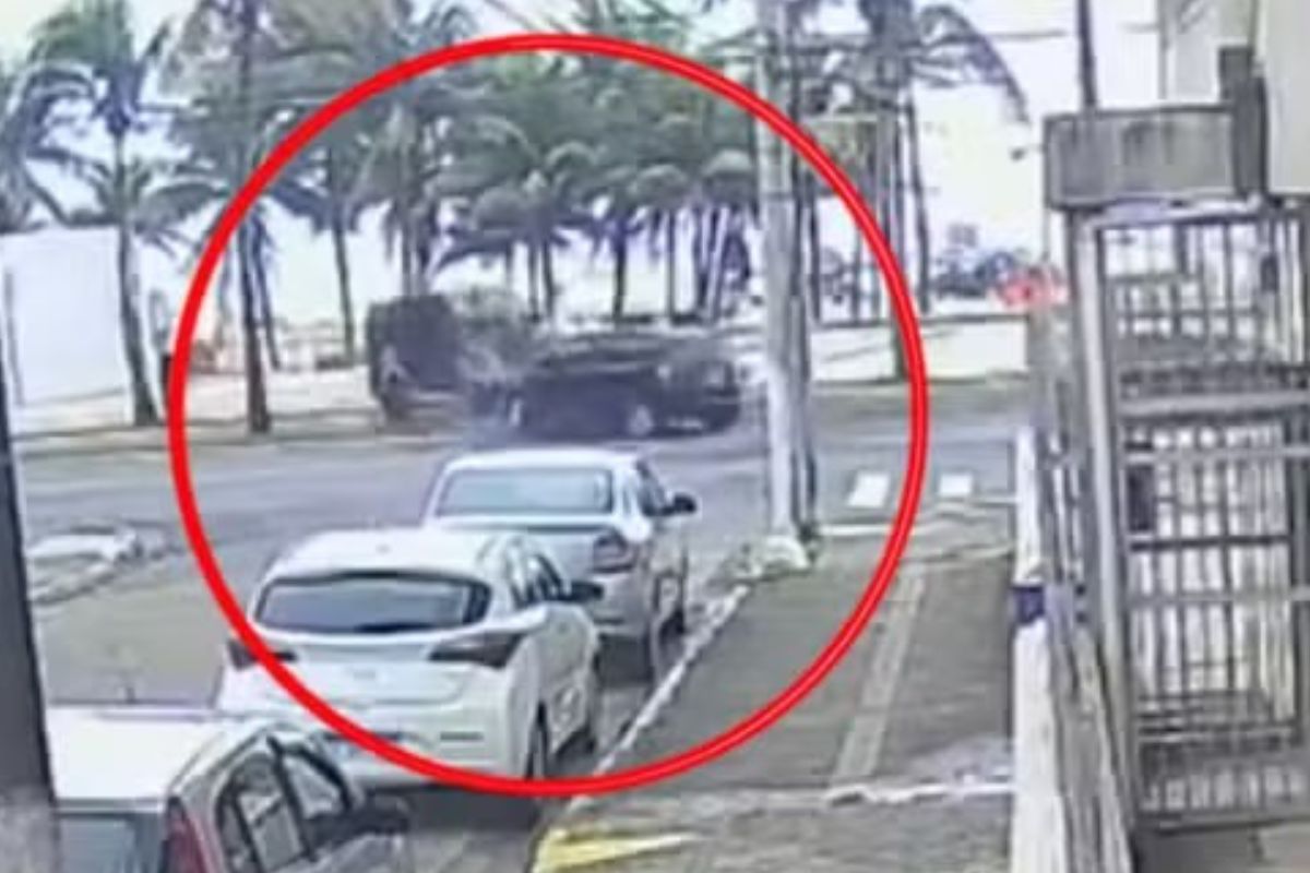Momento da colisão dos dois veículos