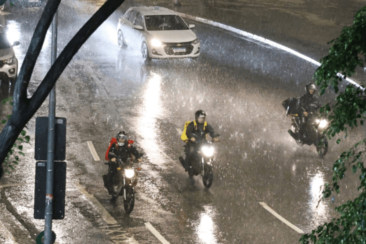 Pedestres e motoristas devem ter cuidado