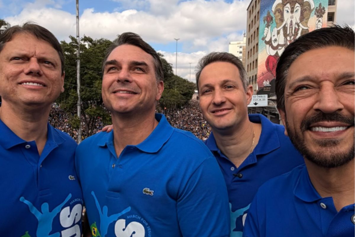 Flávio Bolsonaro (PL) com Tarcísio de Freitas (Republicanos), Ricardo Nunes (MDB) e Guilherme Derrite (PP) na Marcha para Jesus