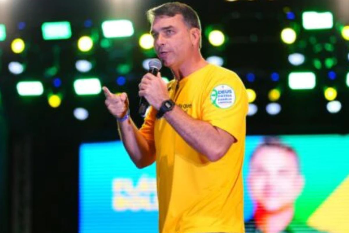 Flávio Bolsonaro também estará fora