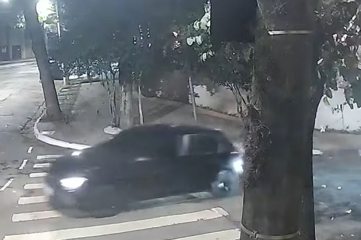 Mulher tenta seguir assaltantes após roubo à residência e é alvo de tiros em SP