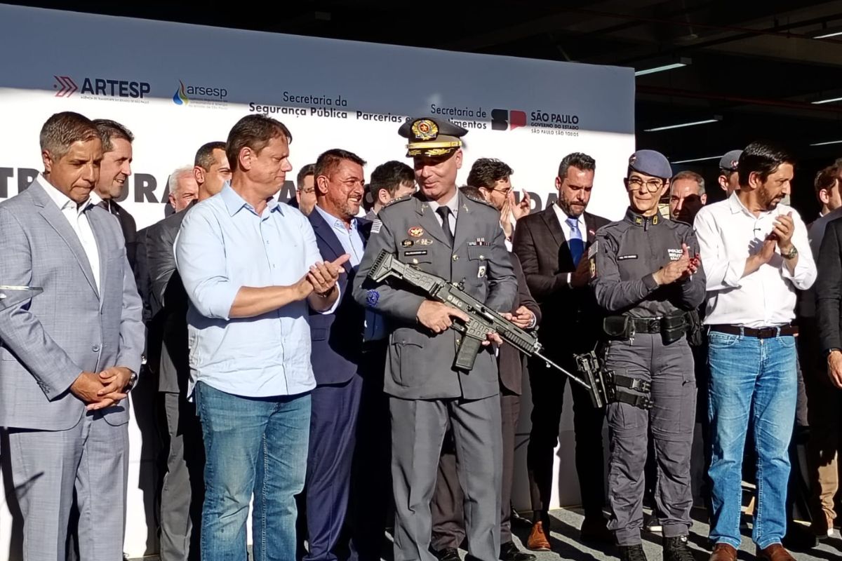 Durante abertura do 7° Baep, Tarcísio de Freitas (Republicanos) realizou a entrega de 16 fuzis para o contingente