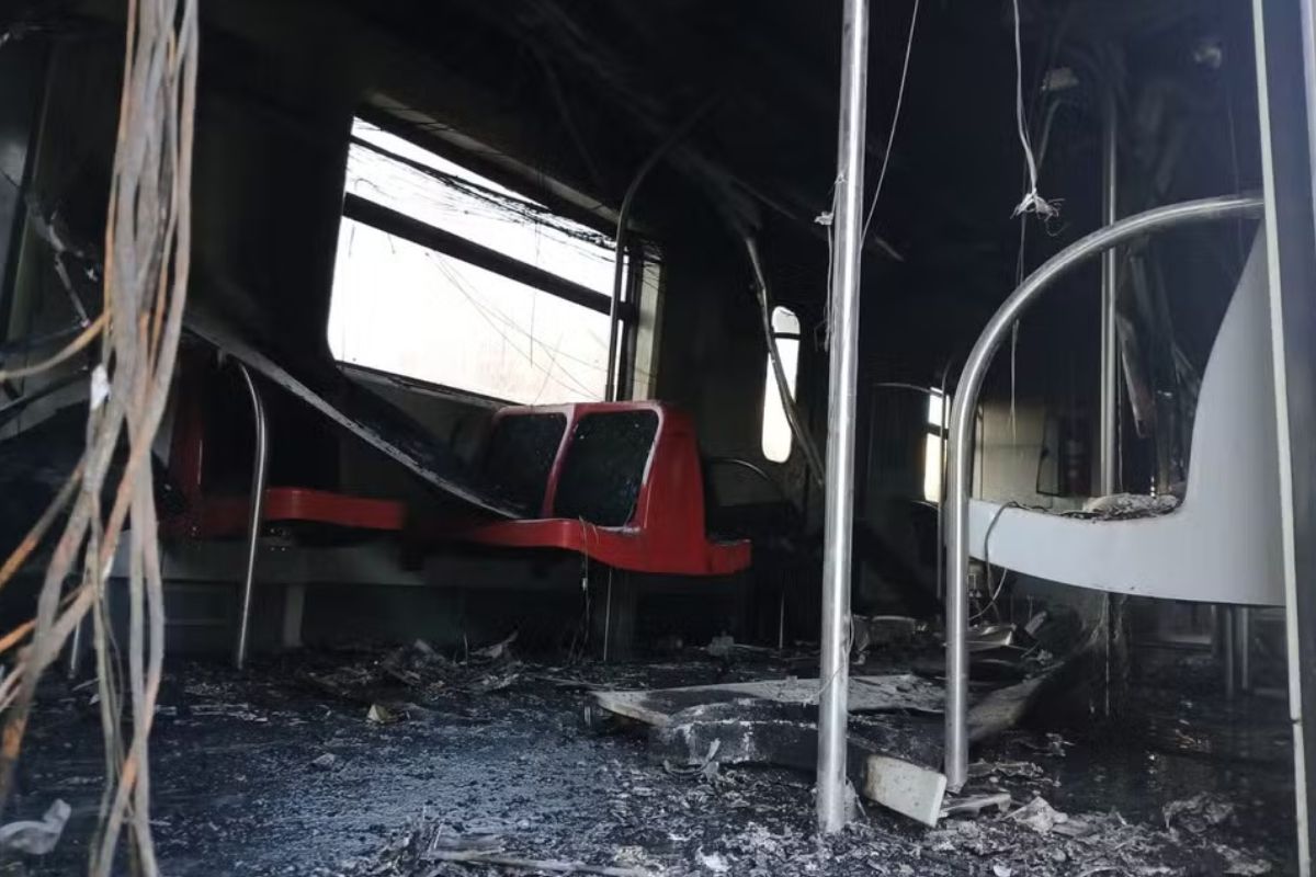 Trem pega fogo em São Paulo