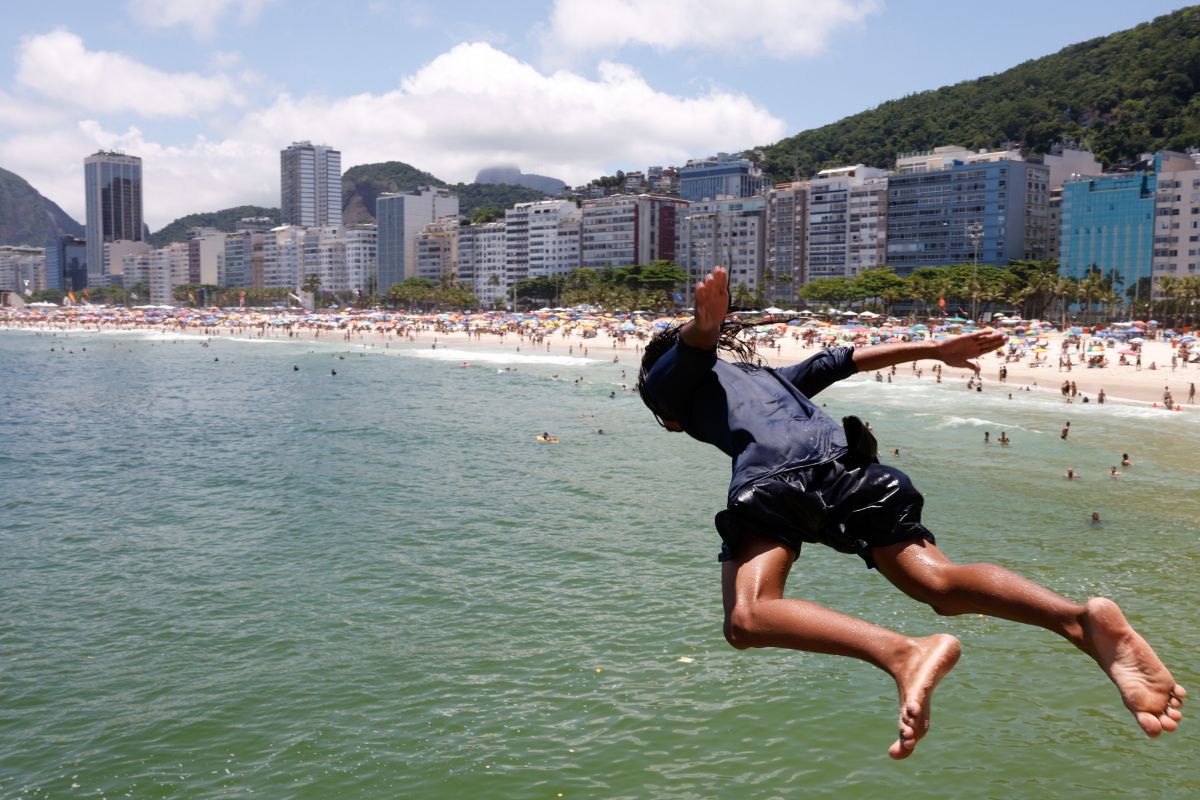 Banhistas buscam praias como refúgio da vida urbana