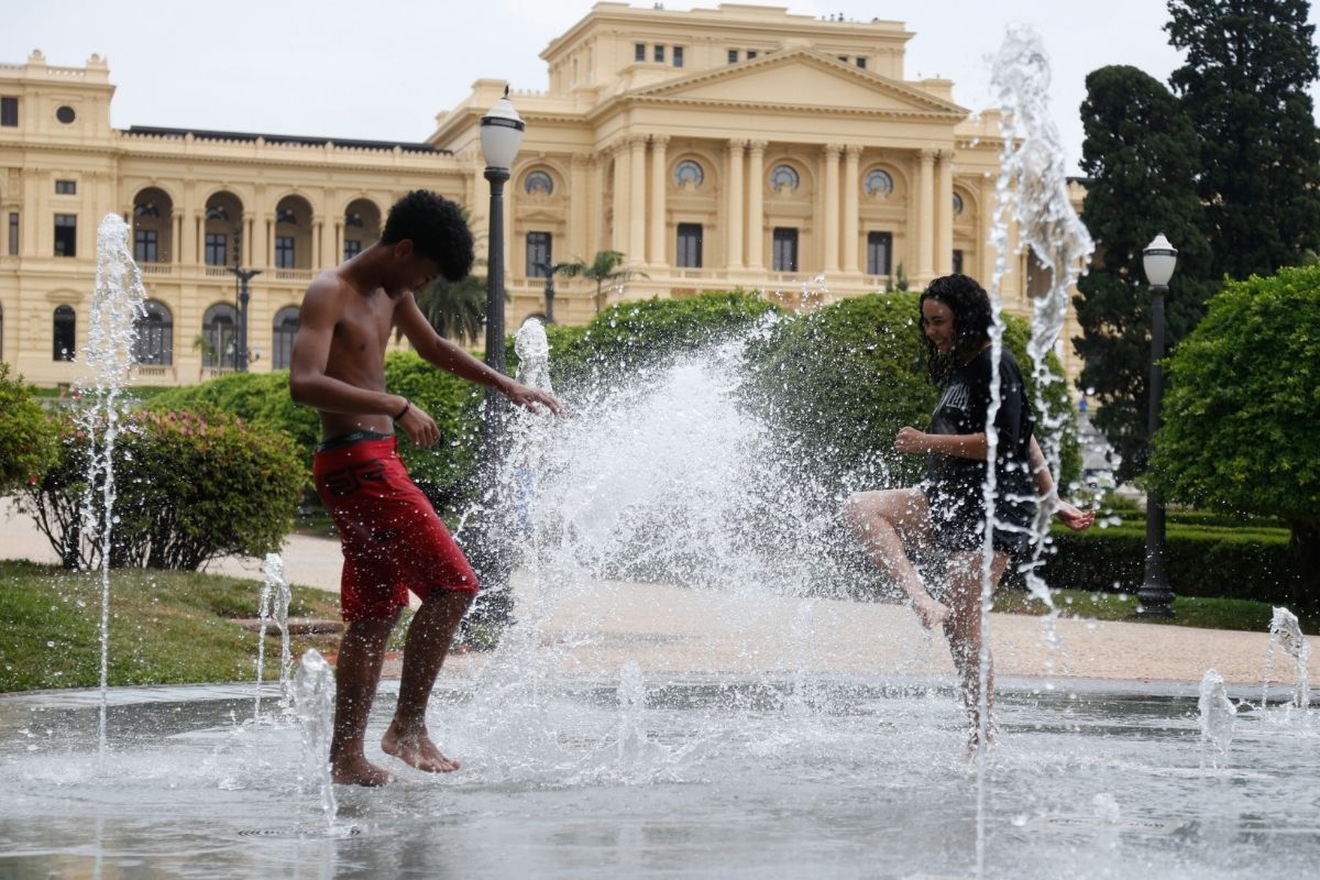 Jovens se refrescando no chafariz