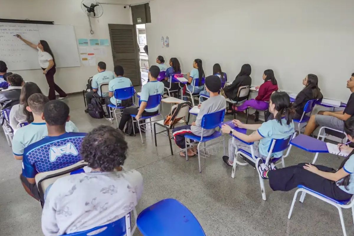 Estudantes em sala de aula
