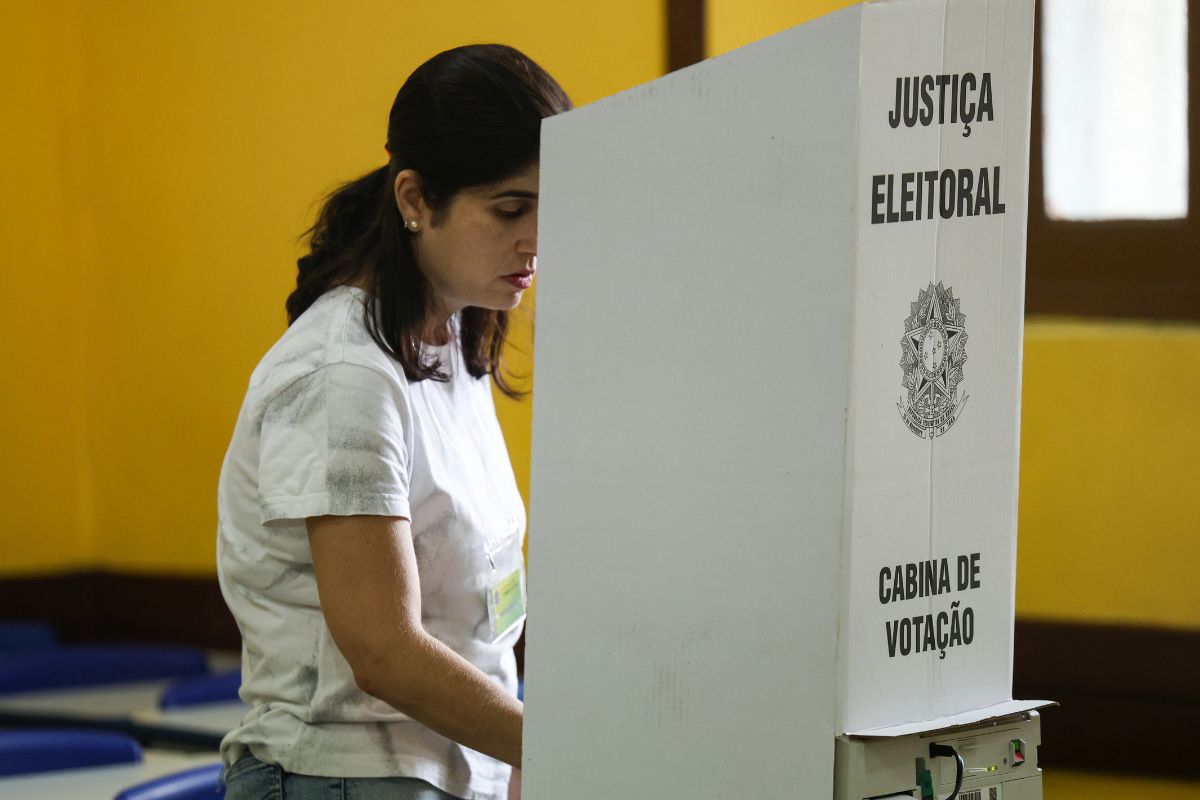 Eleitora votando em eleição