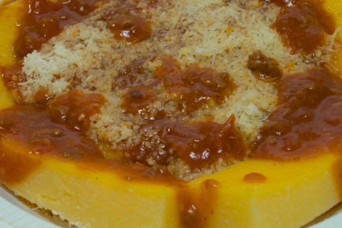 Polenta com molho à bolonhesa (Foto: Divulgação)