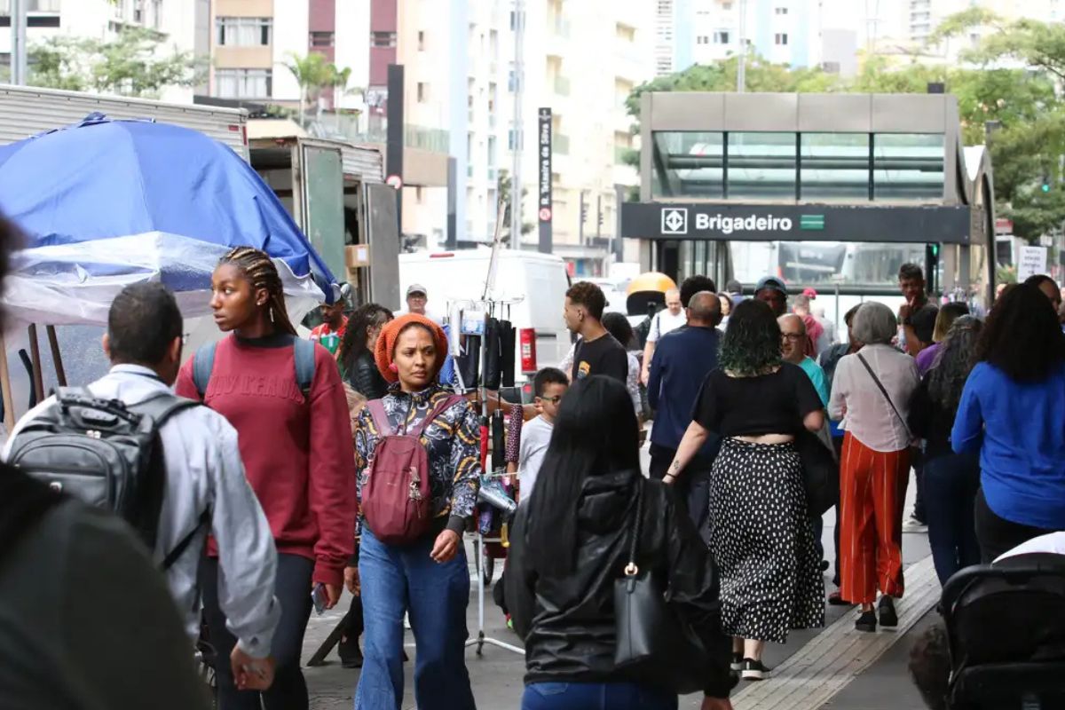 Pedestres na Avenida Paulista durante a chegada da frente fria.