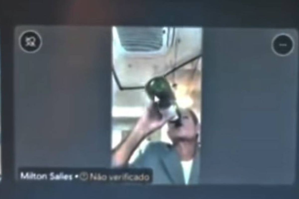 Juiz bebe durante sessão (Foto: Reprodução)