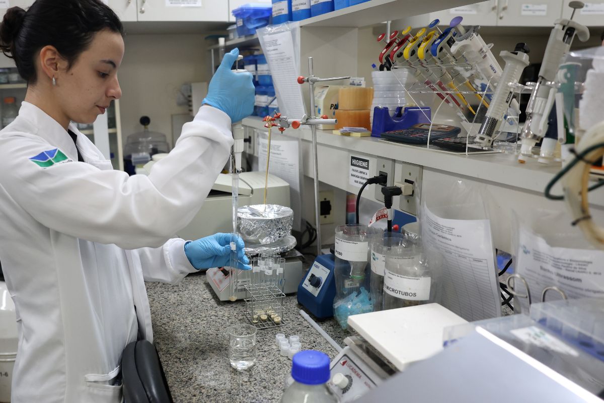Mulher em laboratório