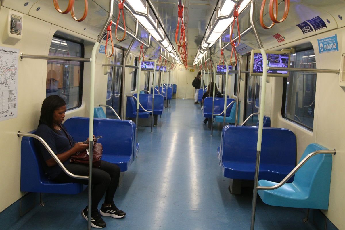 Vagão metrô vazio