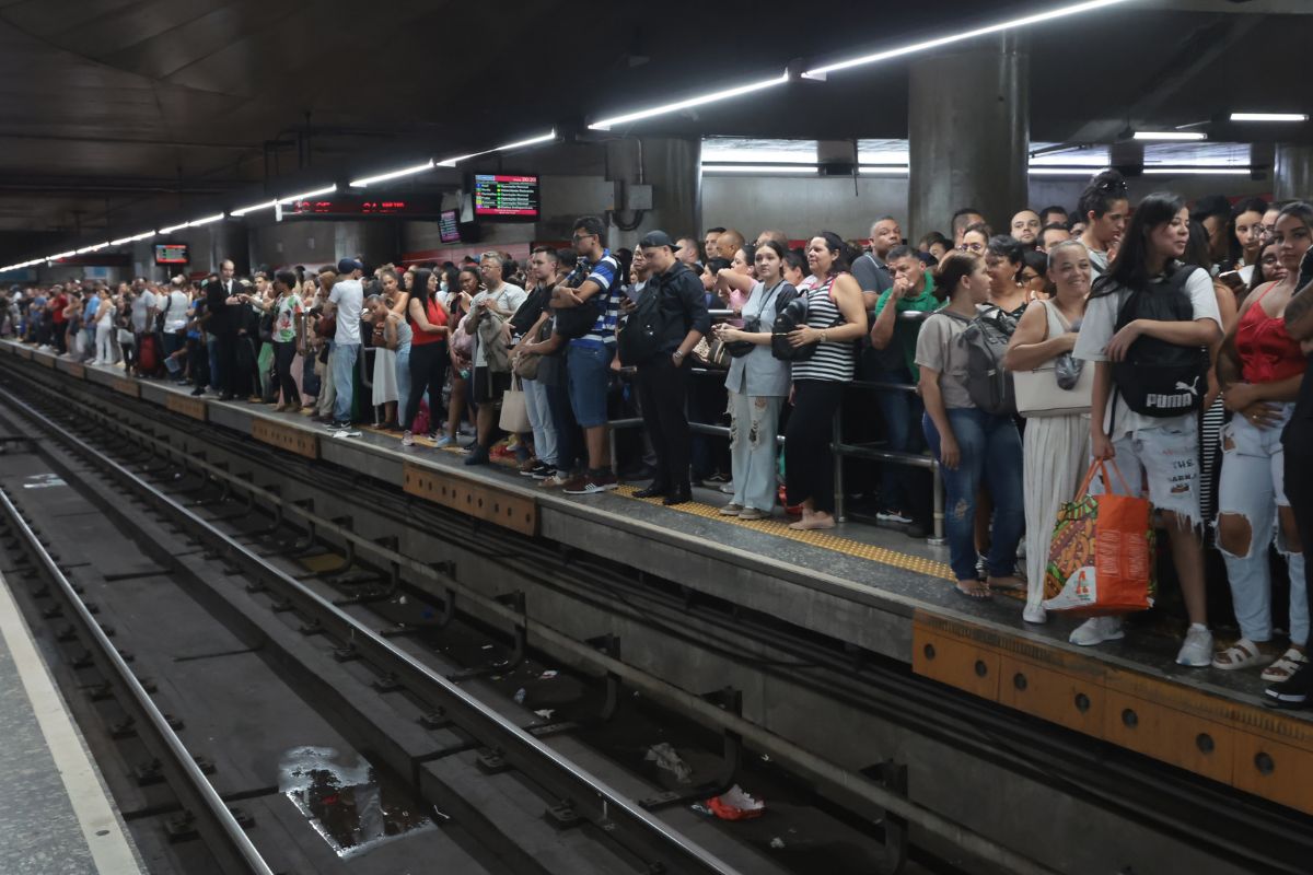 Pessoas esperando o metrô