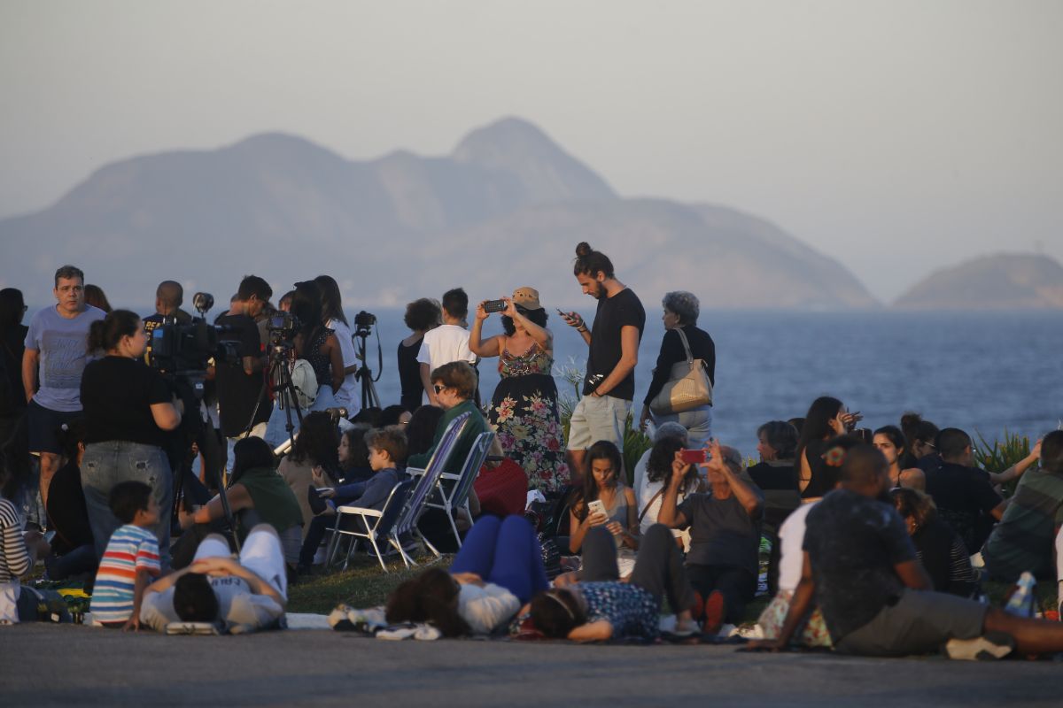 Pessoas observam eclipse lunar