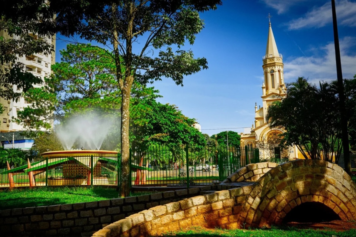 Praça Barão de Rio Branco, em Bebedouro. Foto: Alf Ribeiro – Expressao Studio)