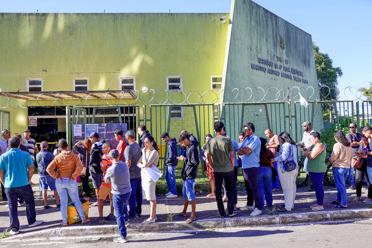 Pessoas em fila no cartório