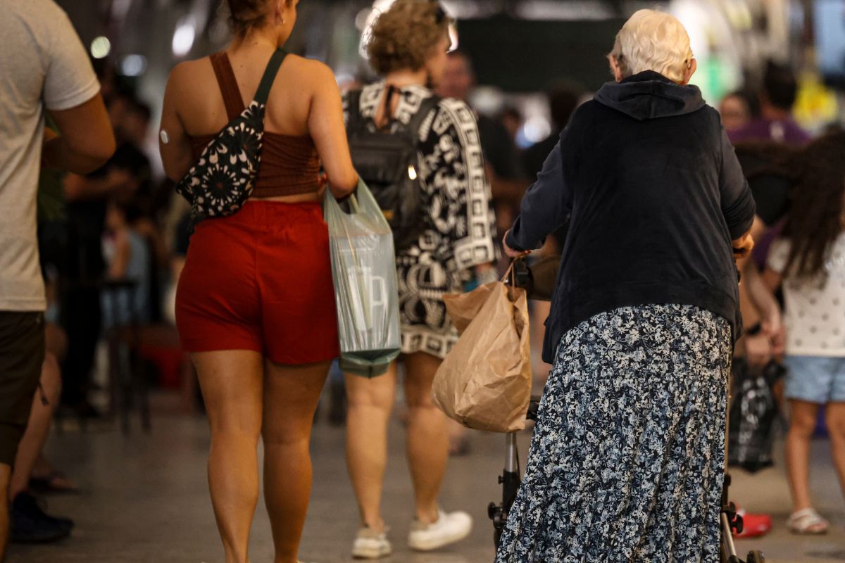 Pessoas indo as compras