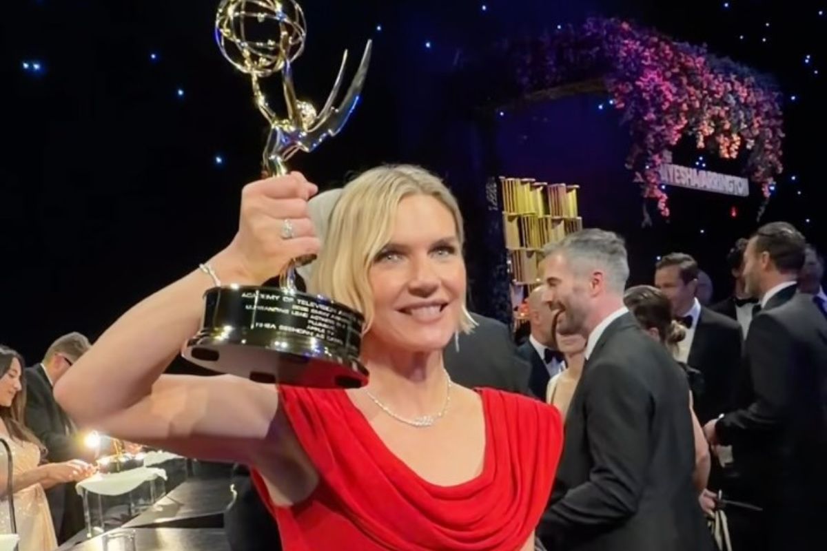 Foto: Atriz  Rhea Seehorn e seu Emmy | Reprodução: redes sociais / Television Academy