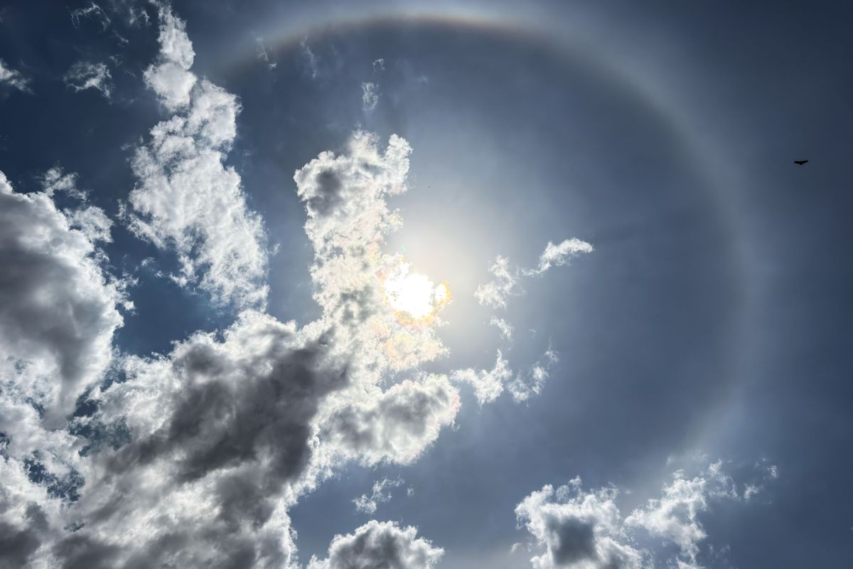 Sol e nuvens