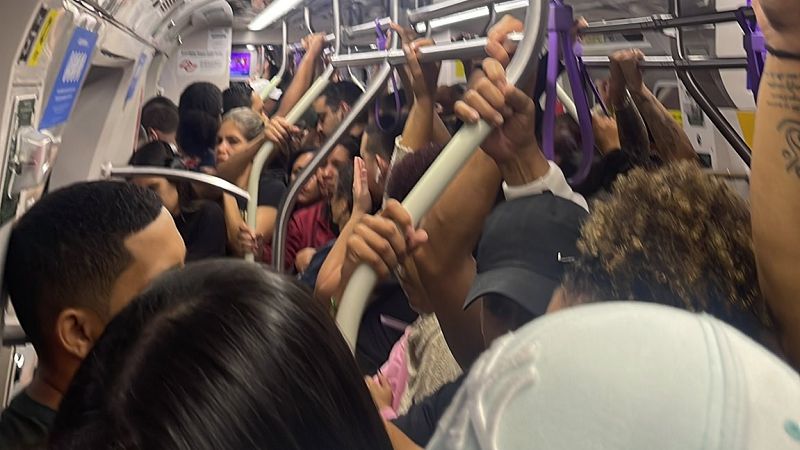 Lotação dentro de trem da Linha 5-Lilás (Foto: Reprodução/Instagram)