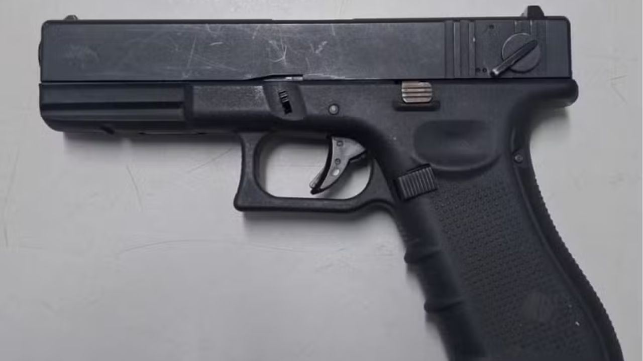 Arma falsa apreendida na casa dos suspeitos | Foto: Reprodução /  Polícia Civil