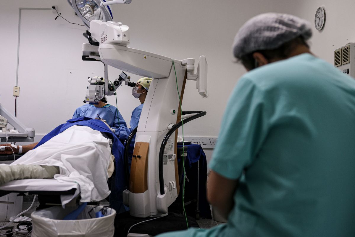 Médicos em cirurgia (foto ilustrativa)