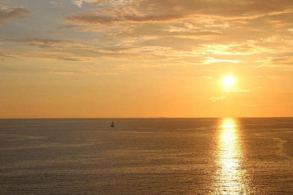 Paisagem que ilustra o pôr do sol no oceano