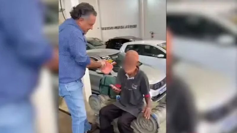 Idoso em situação de rua teve cabelo pintado em troca de doações (Foto: Reprodução/Redes Sociais)