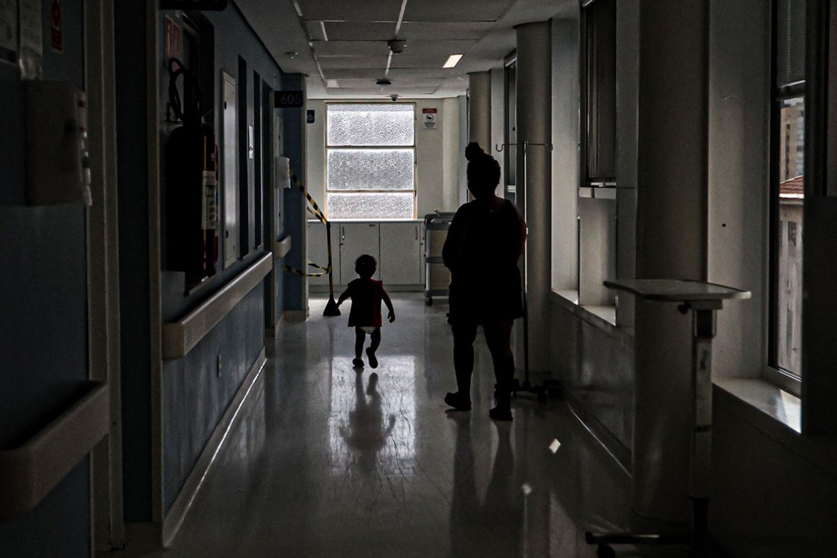 Mãe e filho em hospital