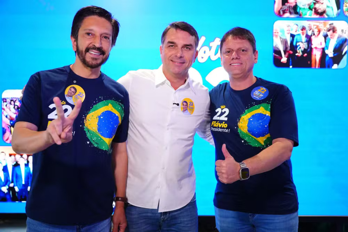 Ricardo Nones e Tarcísio de Freitas declararam apoio a Flávio