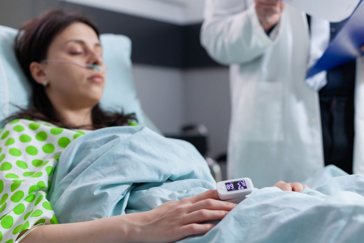 Mulher em hospital (foto ilustrativa)