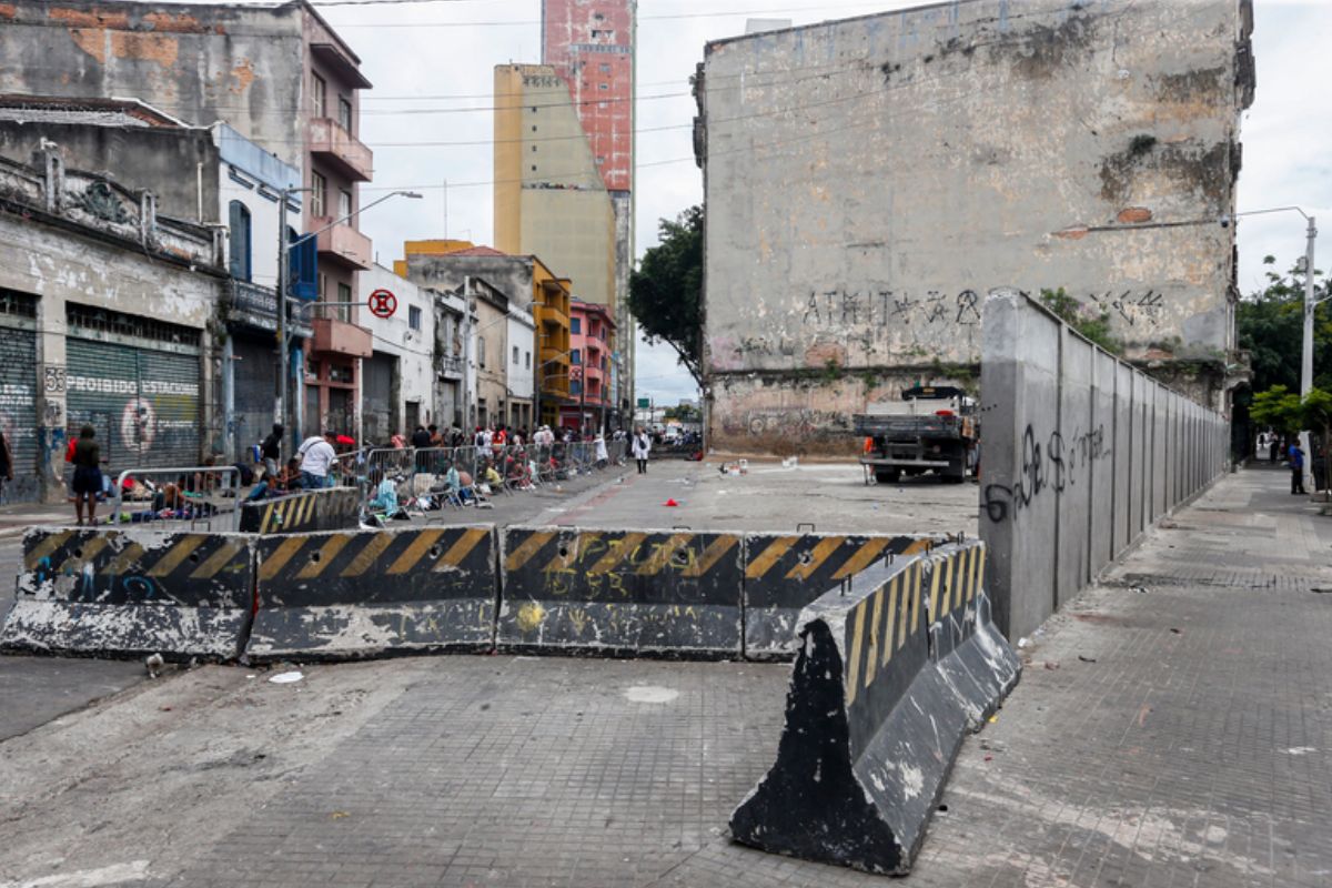 Muro erguido na Cracolândia