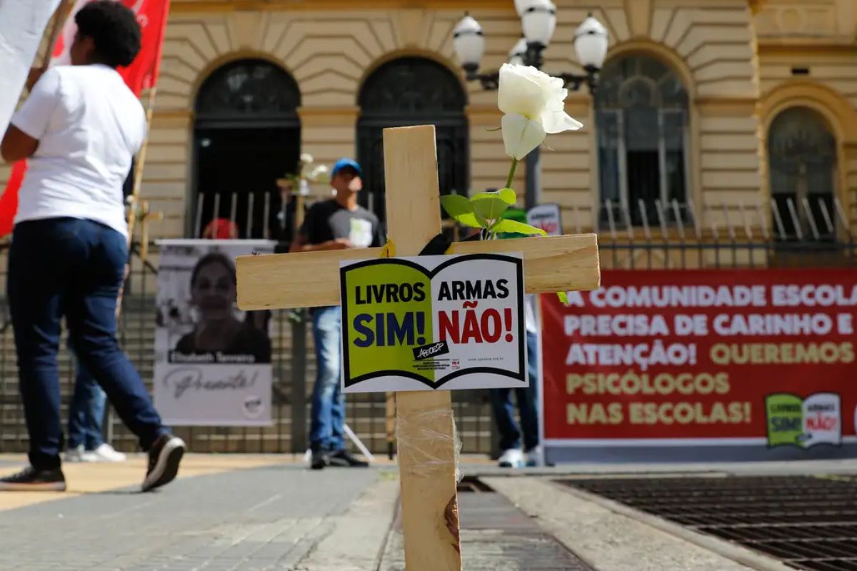 Protesto contra ataques em escolas