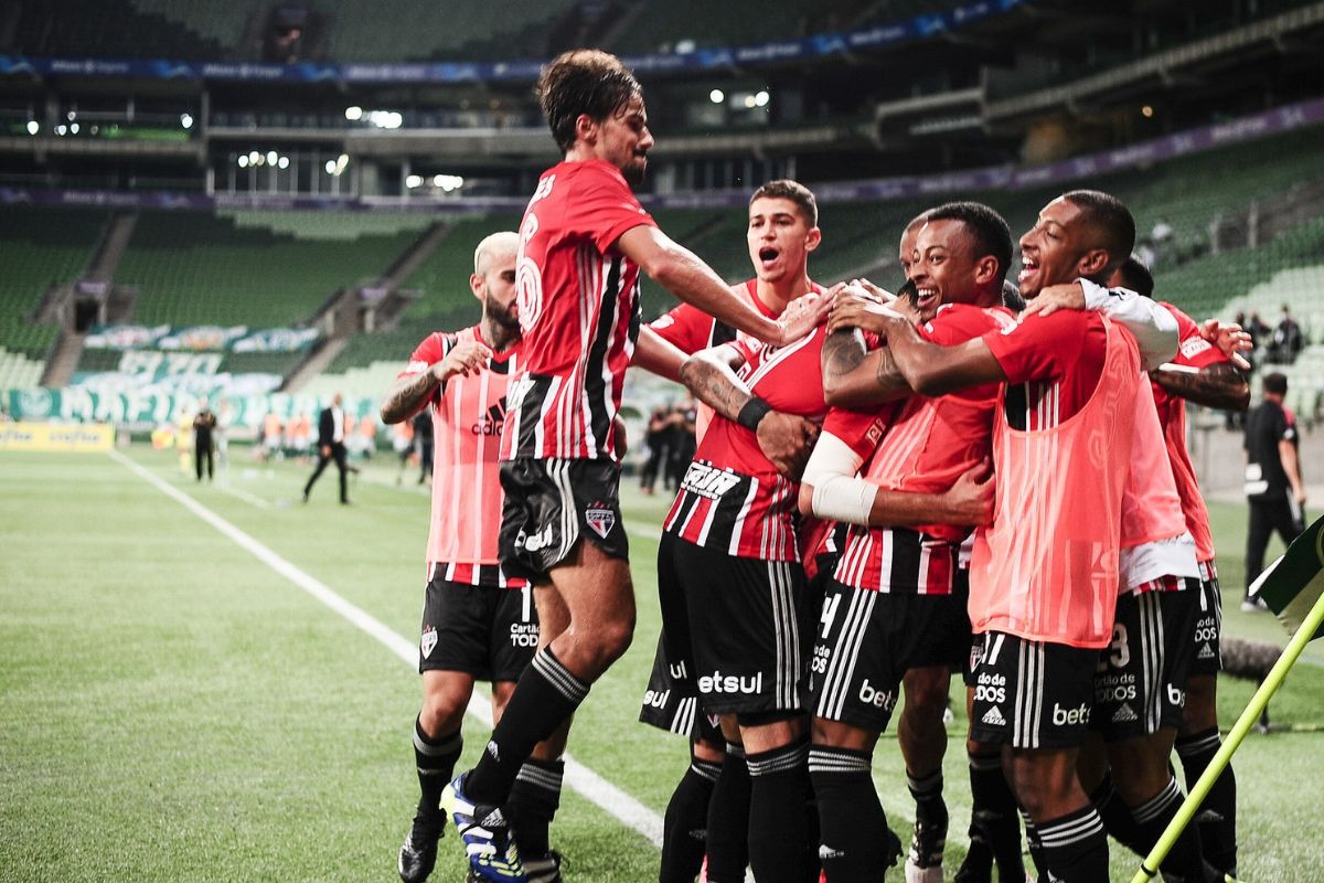 São Paulo joga na casa do rival